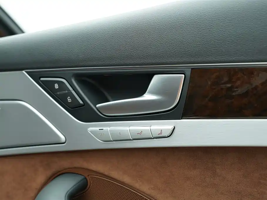 Audi A8 2015 — фото 24