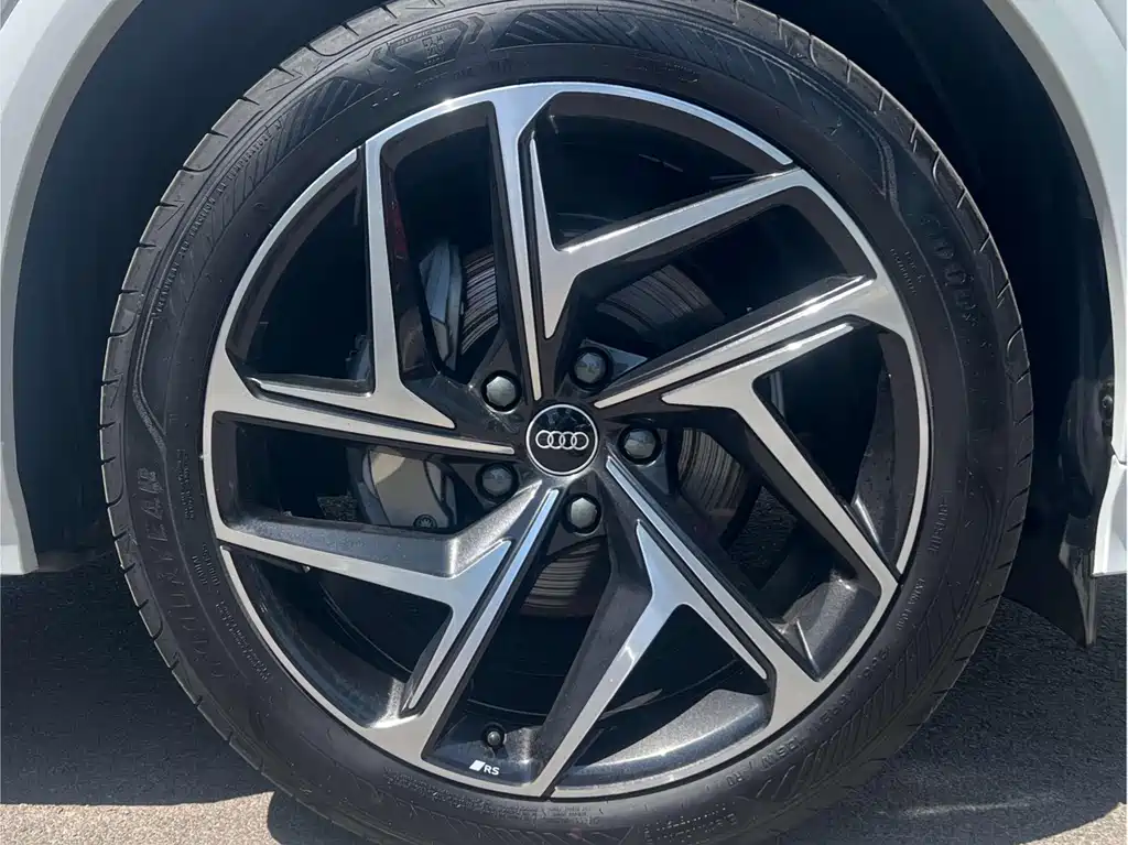 Audi Q6L e-tron 2025 — фото 15