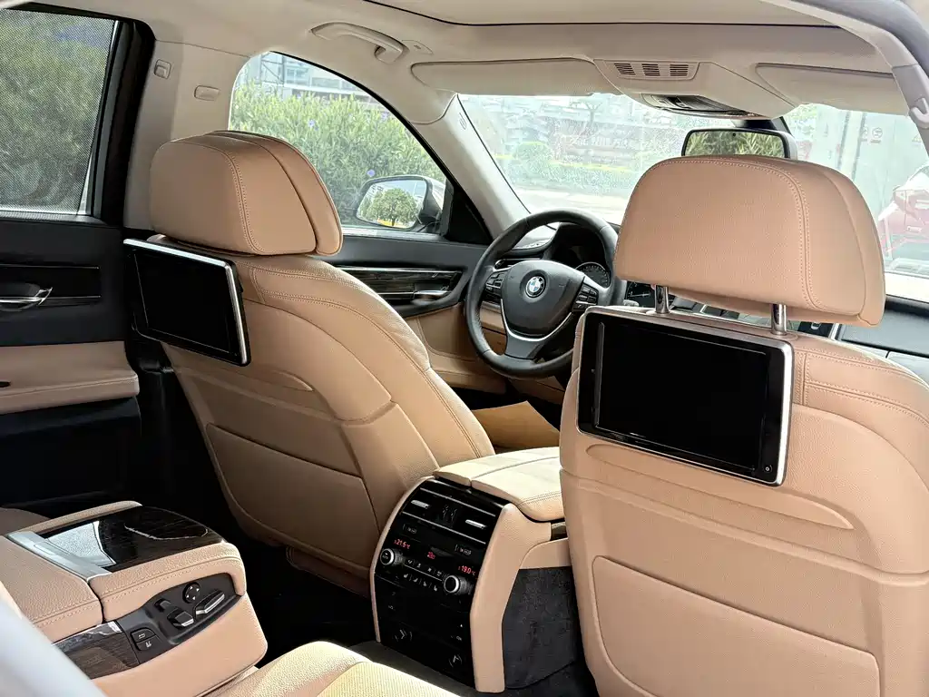 BMW 7 Series 2014 — фото 16