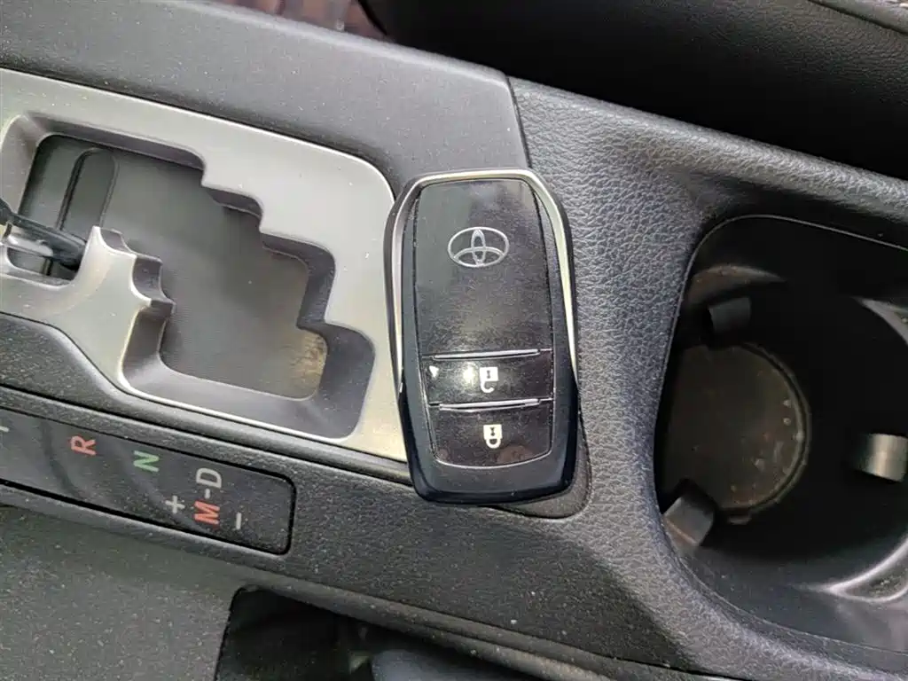 Toyota RAV4 2017 — фото 9