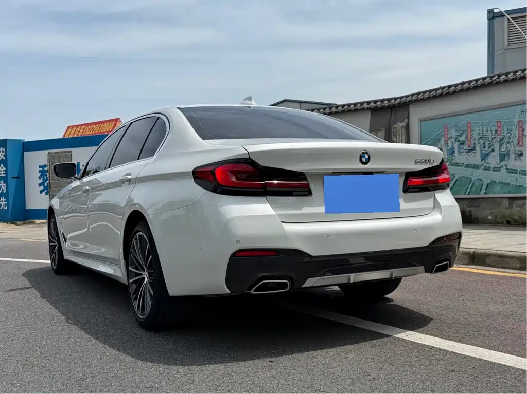 BMW 5 Series 2023 — фото 10