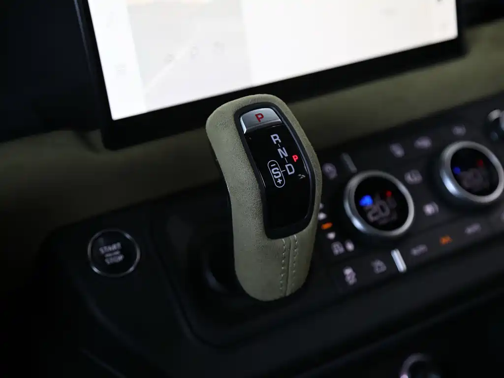 Land Rover Defender 2024 — фото 10