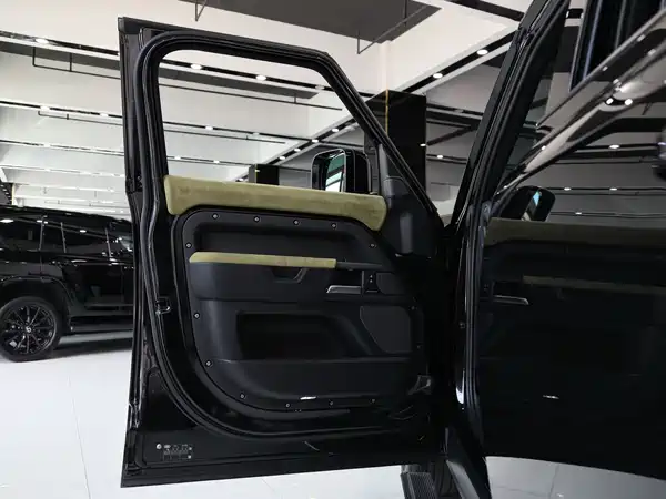 Land Rover Defender 2024