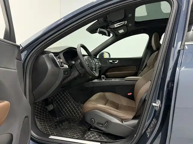 Volvo XC60 2025 — фото 11