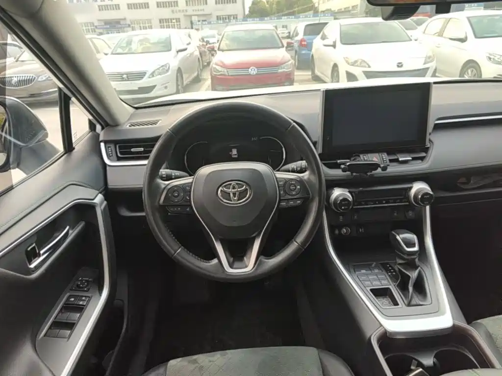 Toyota RAV4 2023 — фото 17