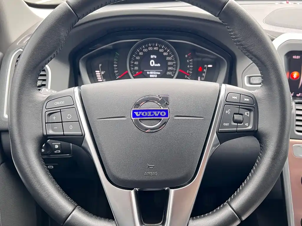 Volvo XC60 2017 — фото 12