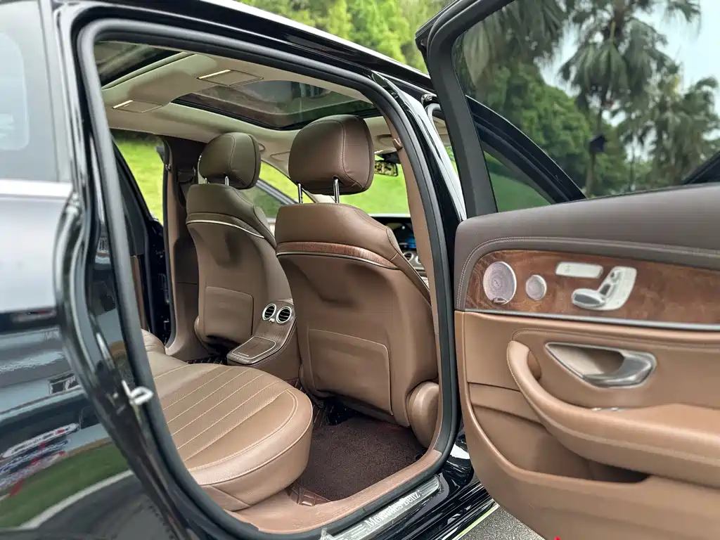 Mercedes-Benz E-Class 2023 — фото 12