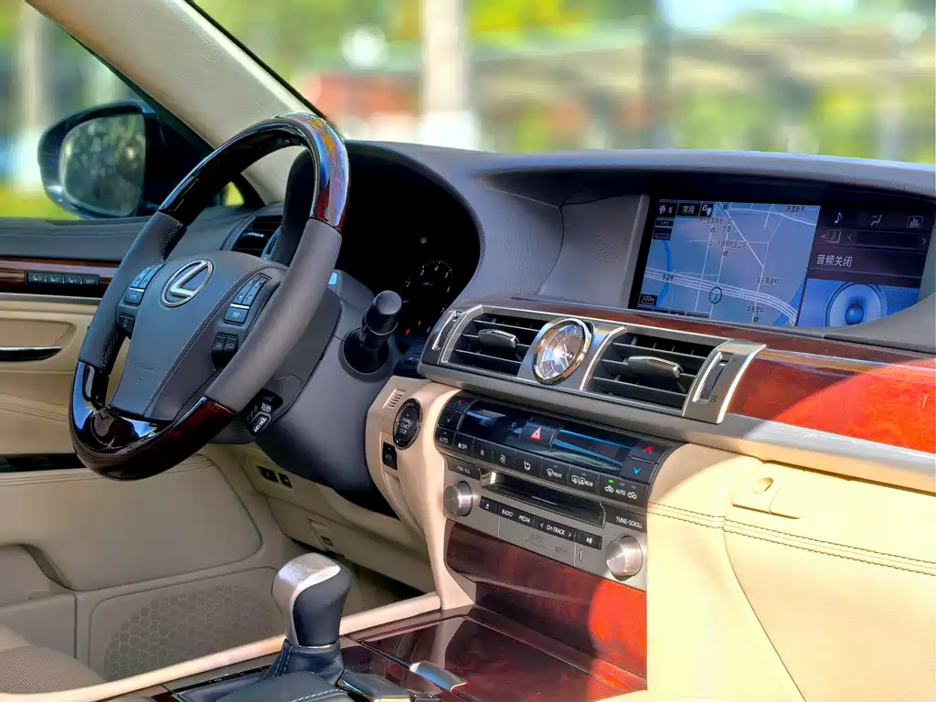 Lexus LS 2015 — фото 17