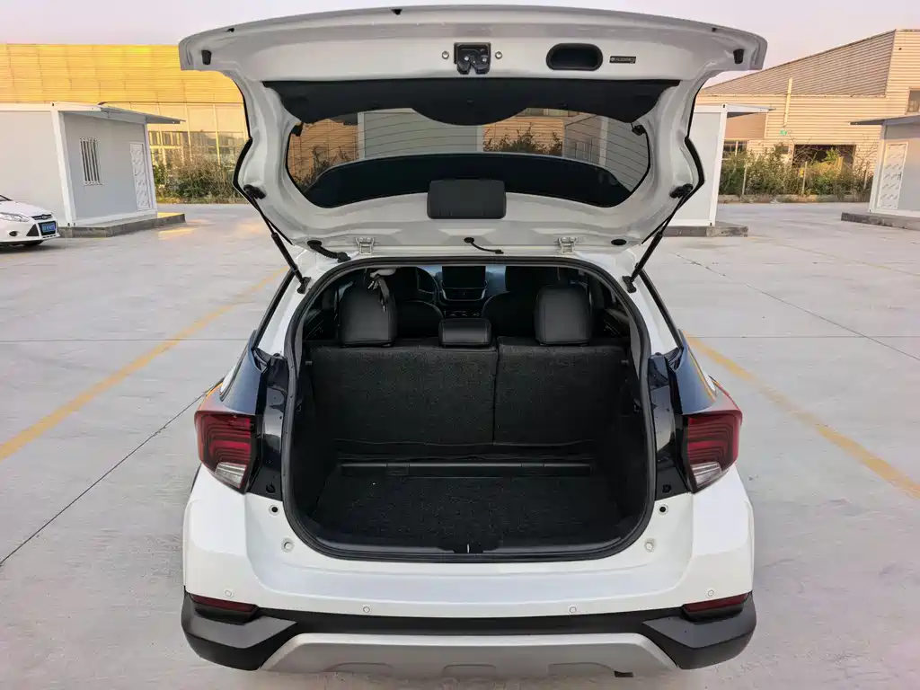 Toyota Yaris L 2023 — фото 11