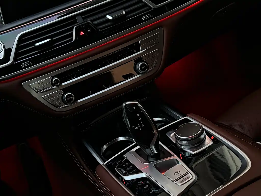 BMW 7 Series 2018 — фото 35