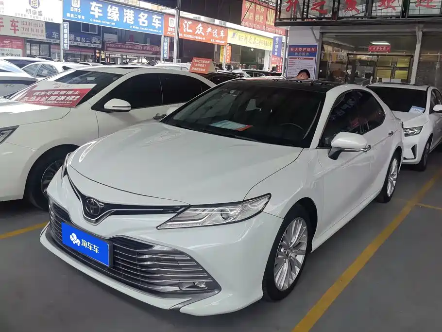 Toyota Camry 2018 — фото 1