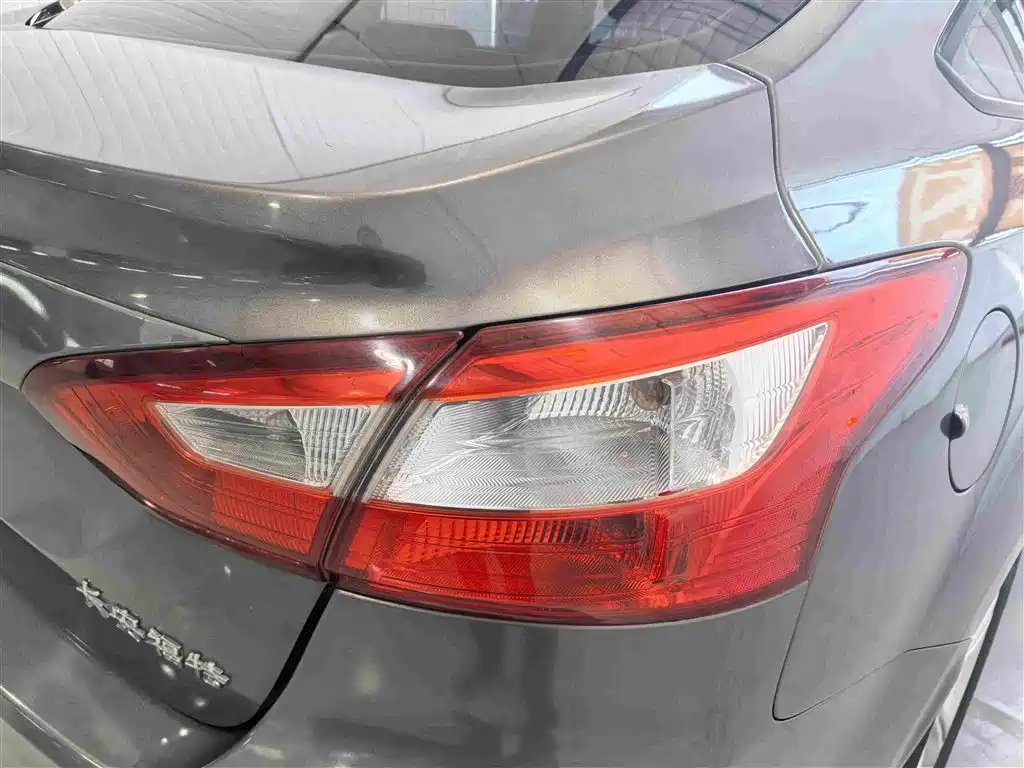 Ford Focus 2015 — фото 11