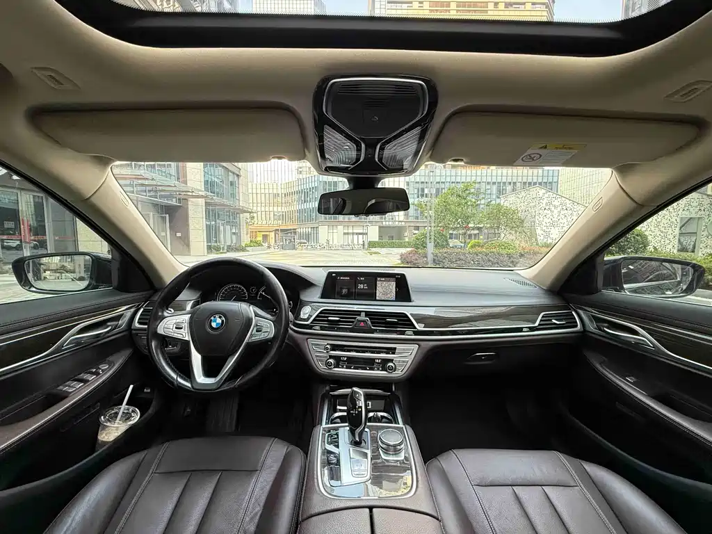 BMW 7 Series 2017 — фото 11