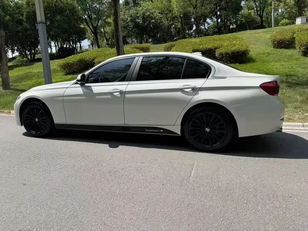 BMW 3 Series 2018 — фото 11