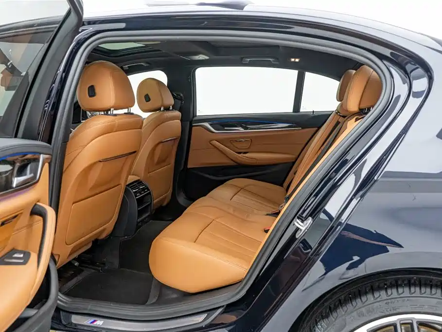 BMW 5 Series 2019 — фото 18