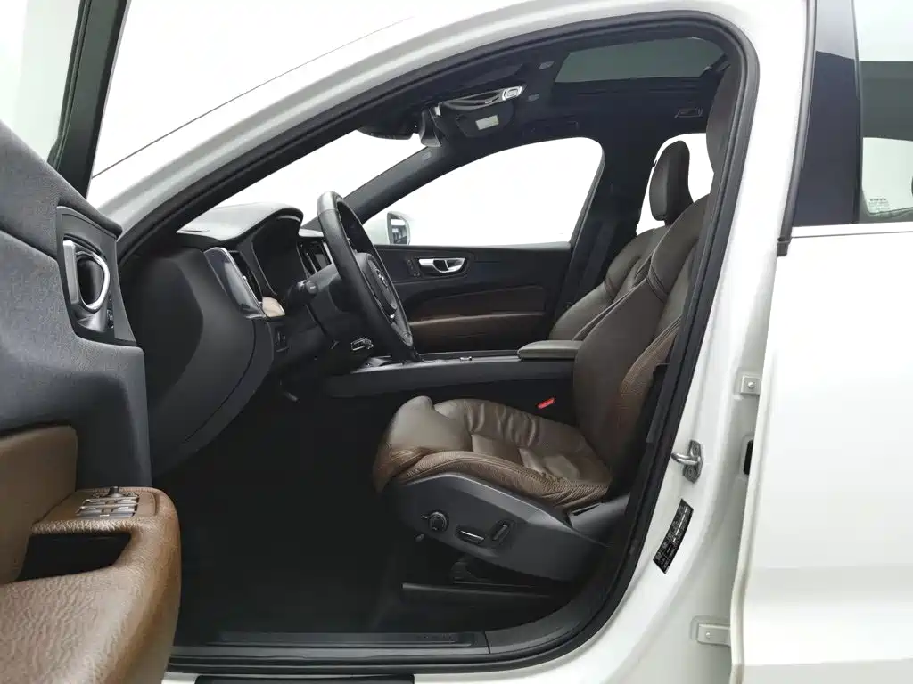 Volvo XC60 2020 — фото 10