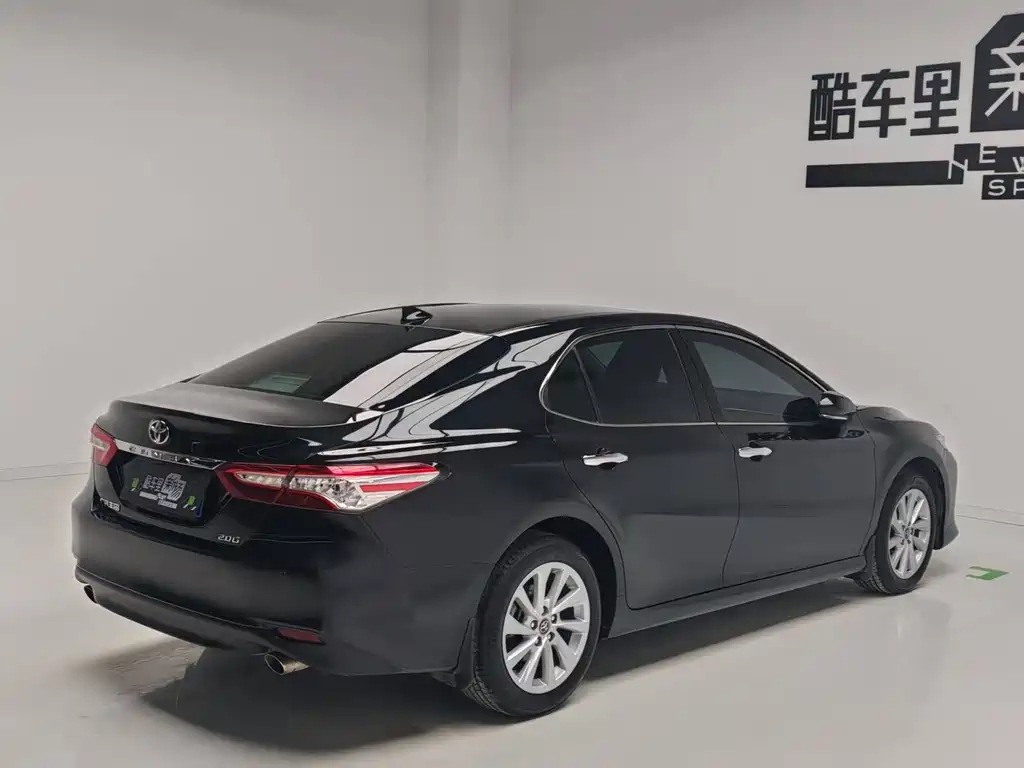 Toyota Camry 2023 — фото 4