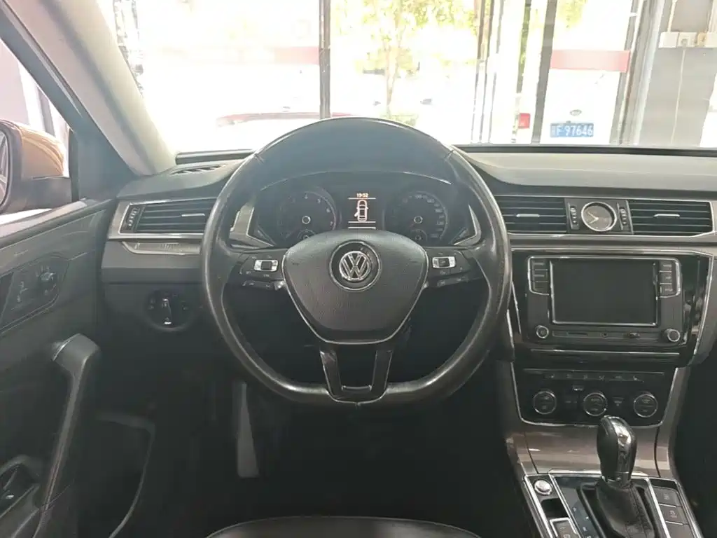Volkswagen Passat 2017 — фото 11
