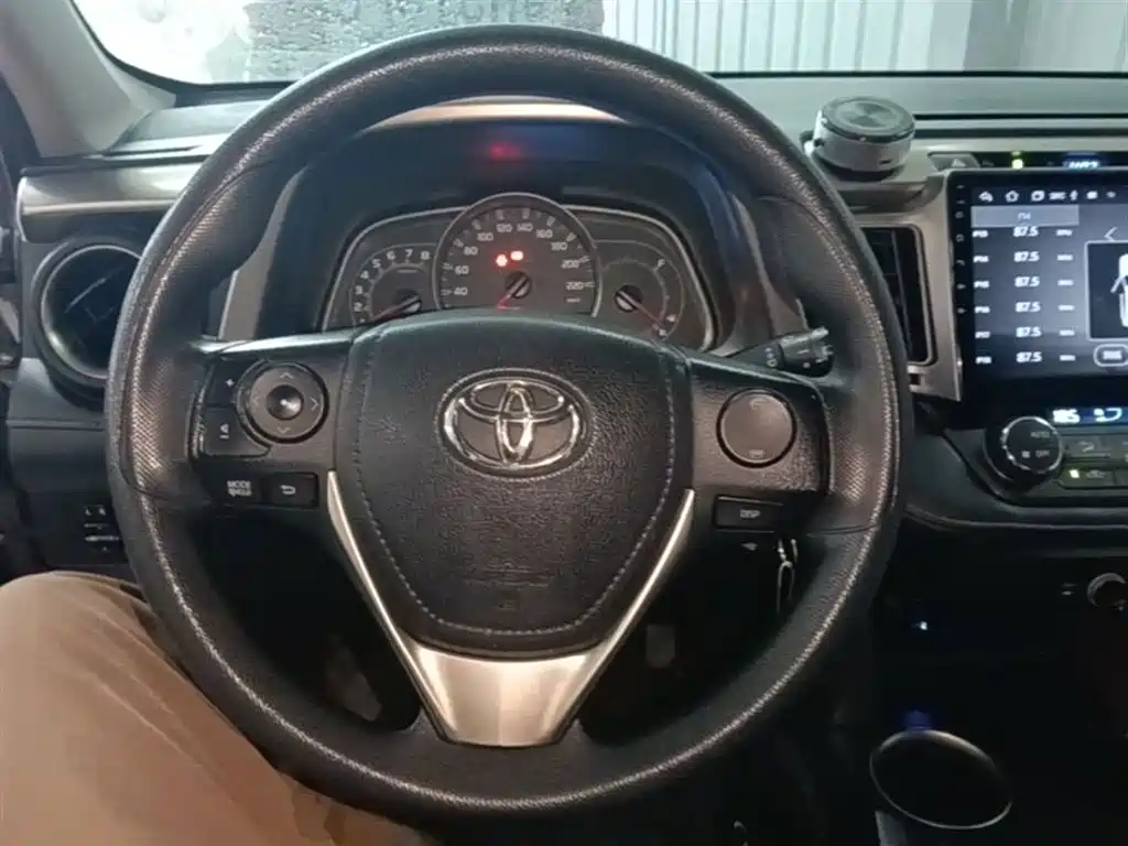 Toyota RAV4 2016 — фото 11