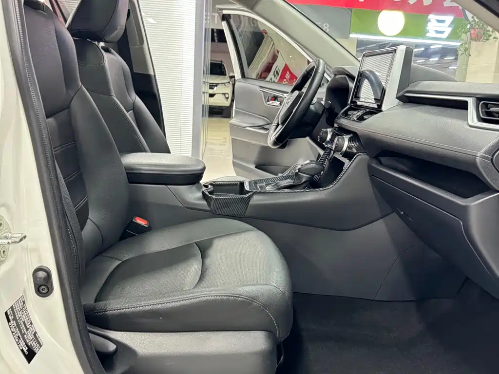 Toyota RAV4 2021 — фото 17