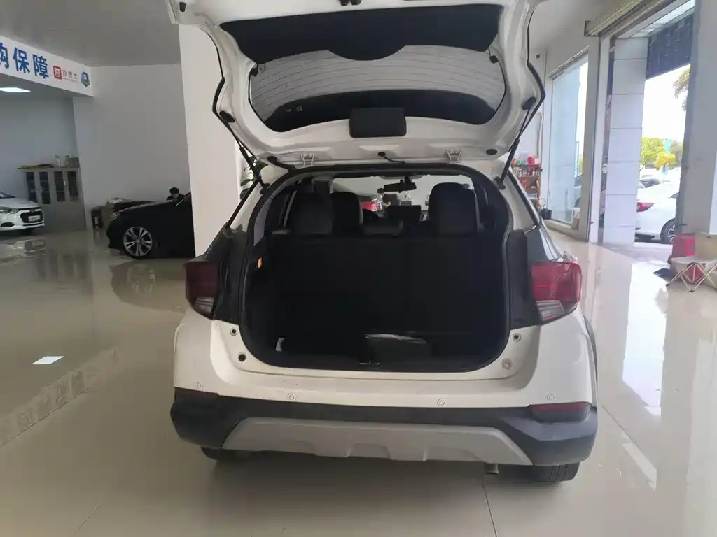 Toyota Yaris L 2023 — фото 10