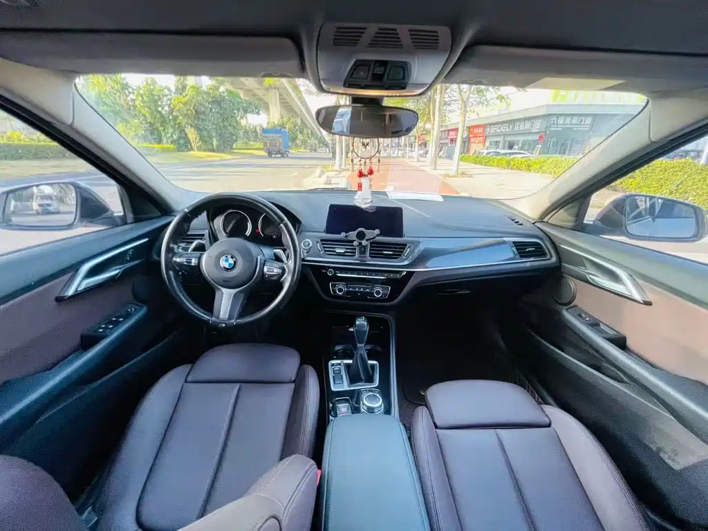 BMW 1 Series 2019 — фото 11
