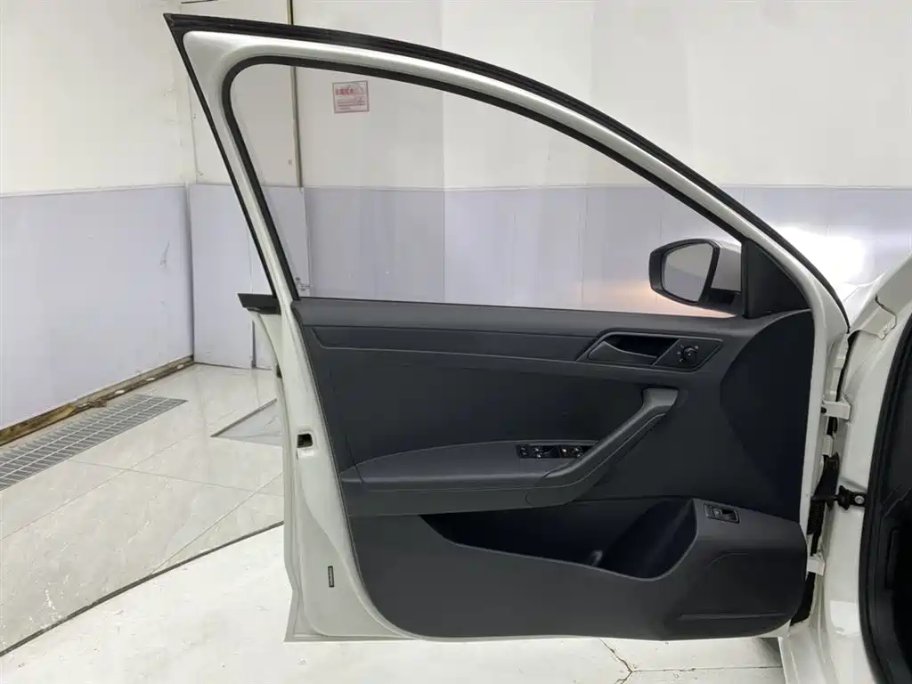 Volkswagen Jetta 2018 — фото 16