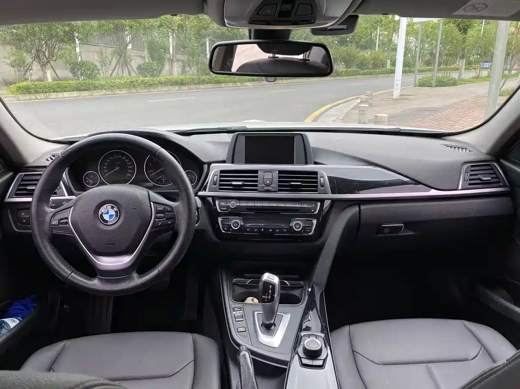 BMW 3 Series 2017 — фото 17