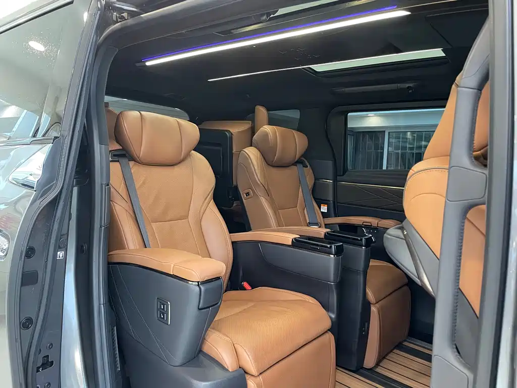Toyota Vellfire 2024 — фото 12