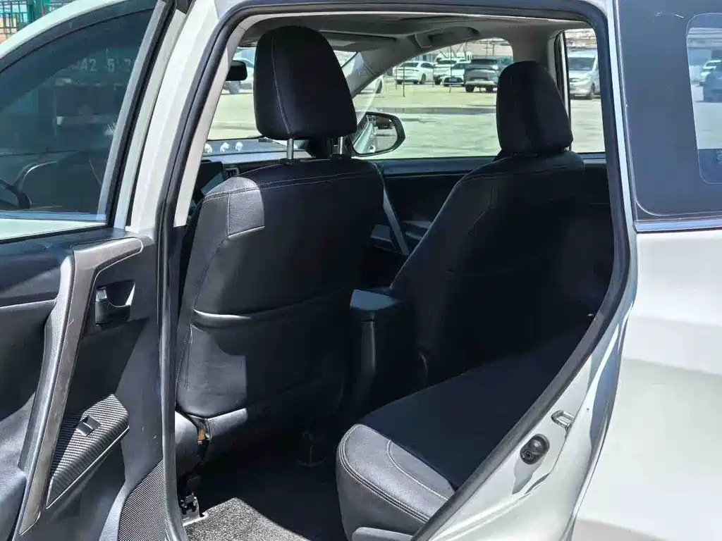 Toyota RAV4 2015 — фото 6