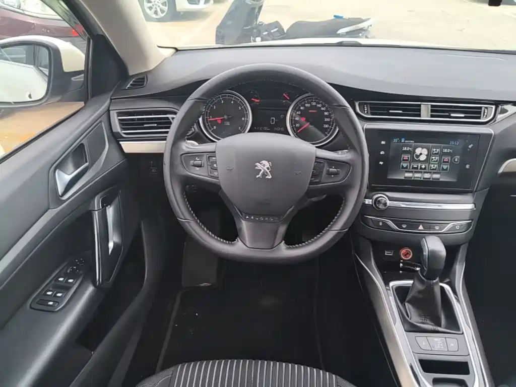 Peugeot 408 2016 — фото 11