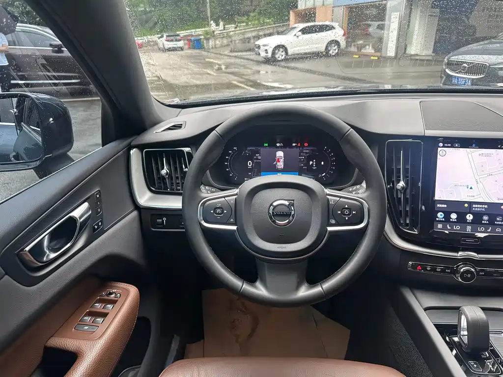 Volvo XC60 2022 — фото 11