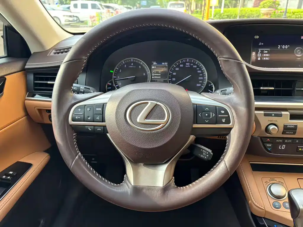 Lexus ES 2018 — фото 10