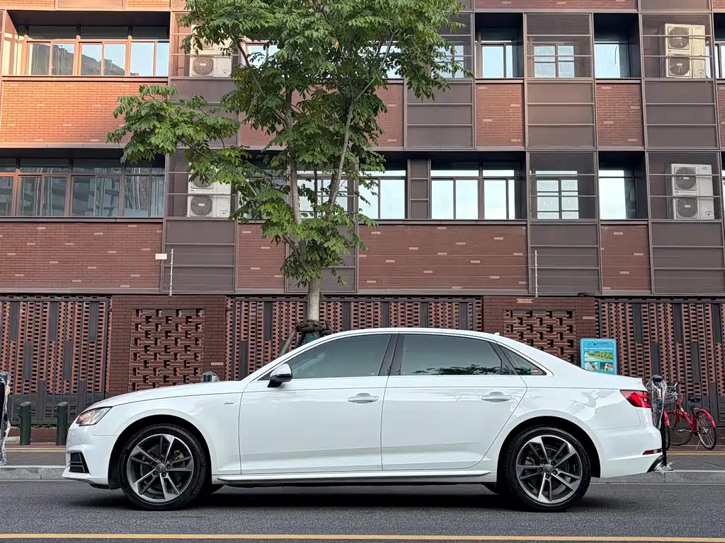 Audi A4L 2019