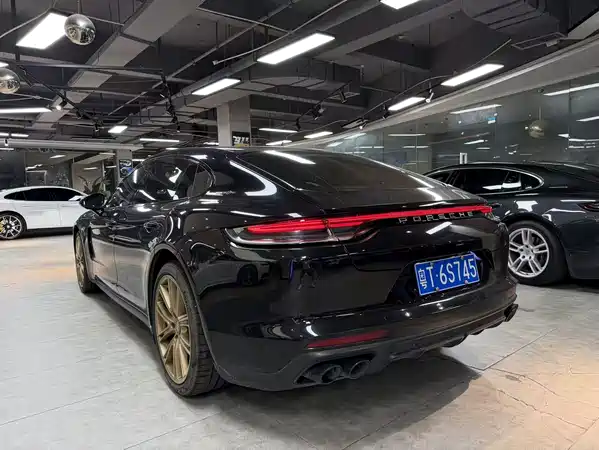 Porsche Panamera 2021