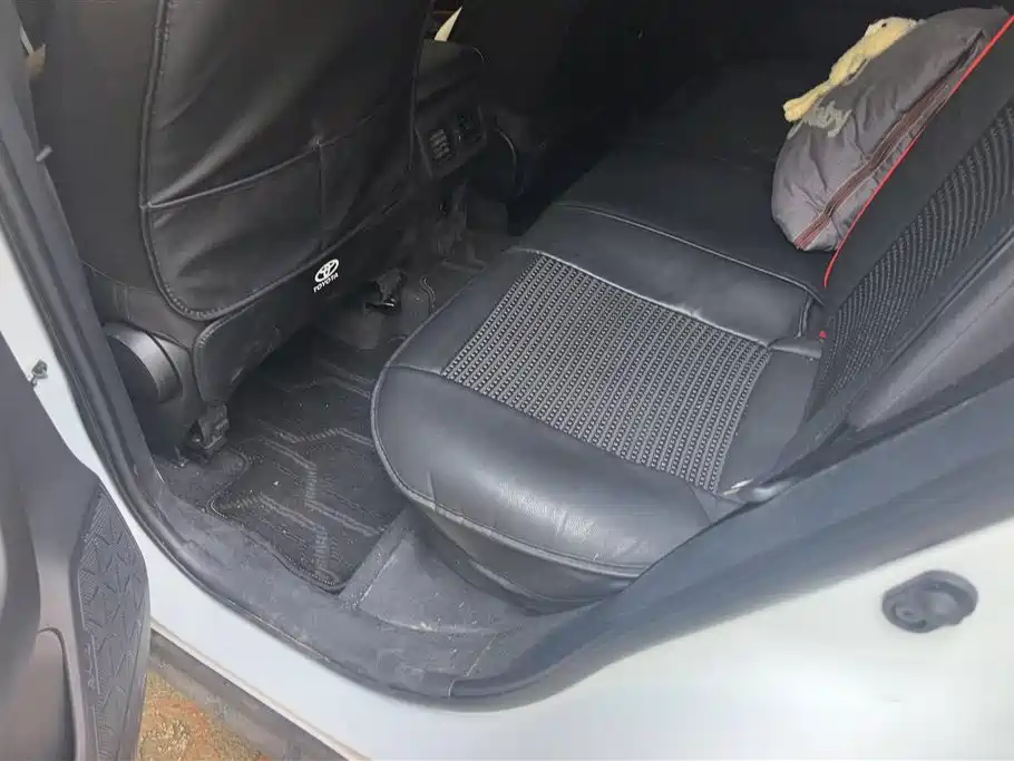 Toyota RAV4 2025 — фото 11