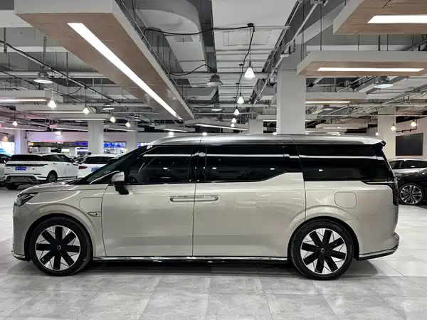 Volvo EM90 2025