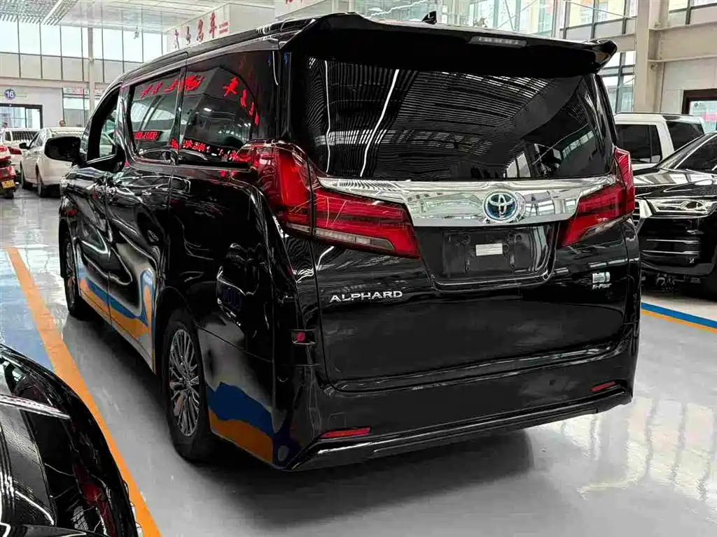 Toyota Alphard 2022 — фото 7