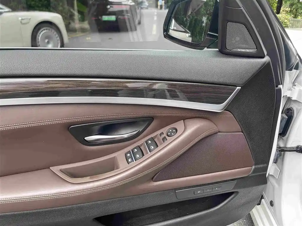 BMW 5 Series New Energy 2016 — фото 11