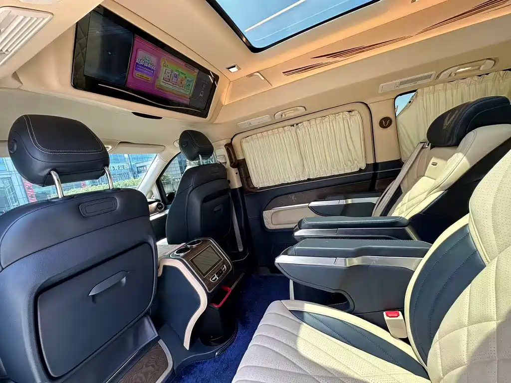Mercedes-Benz V-Class 2022 — фото 12