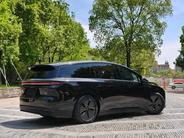 Li Auto i8 2025