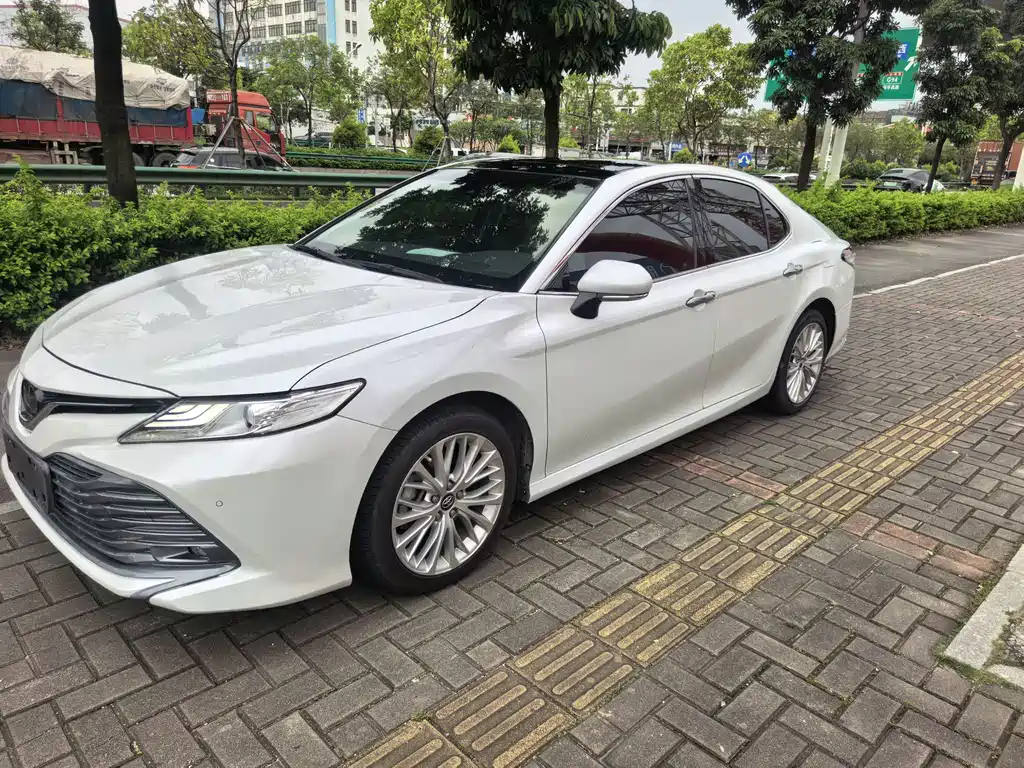 Toyota Camry 2020 — фото 1