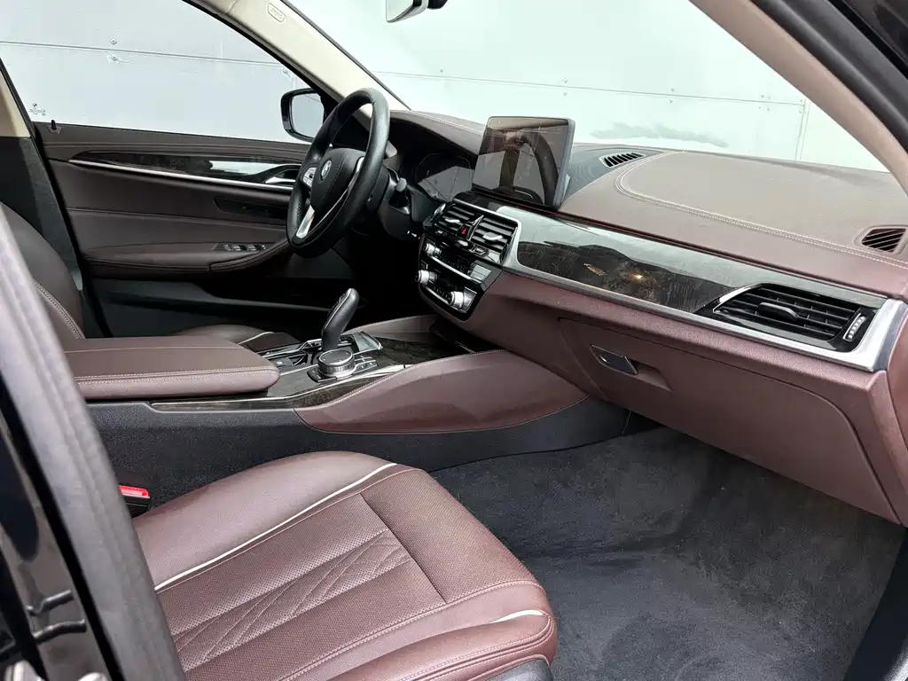 BMW 5 Series 2022 — фото 10