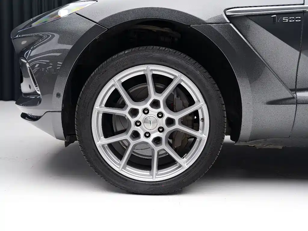 Aston Martin DBX 2020