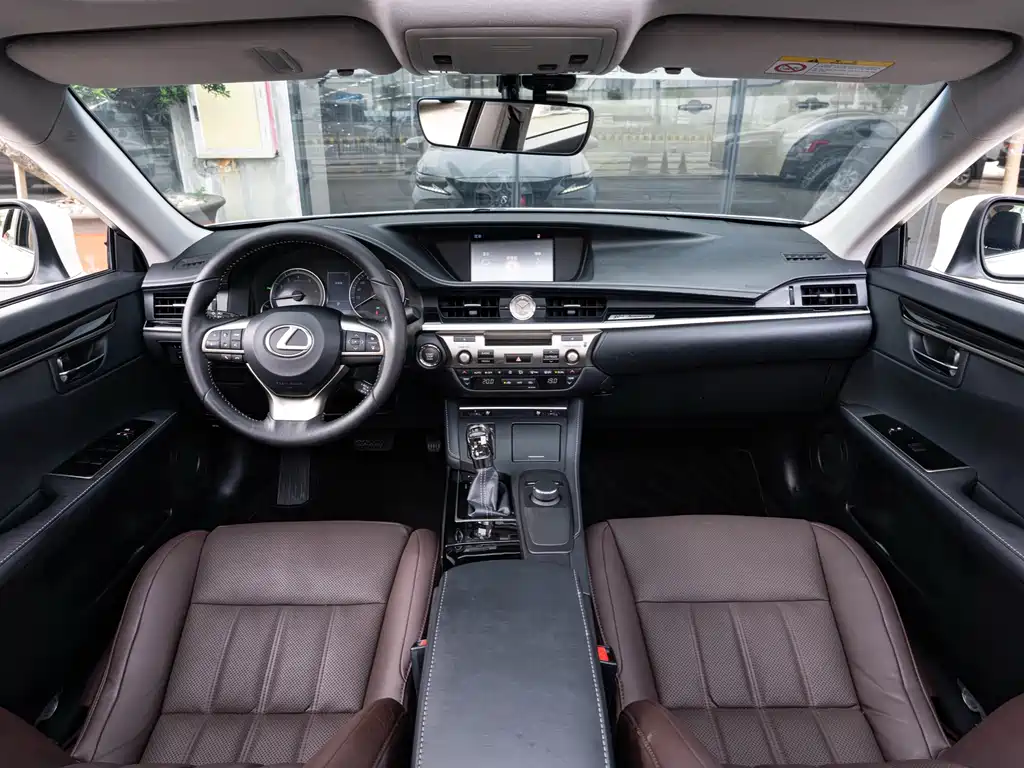 Lexus ES 2018 — фото 14