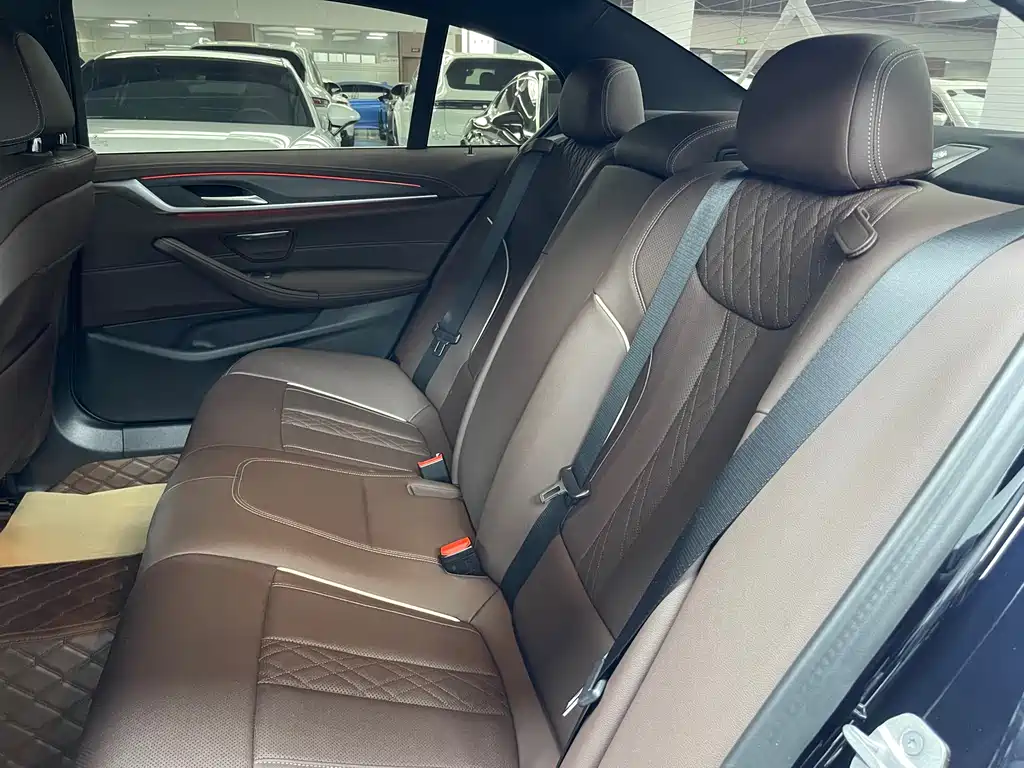 BMW 5 Series 2022 — фото 10