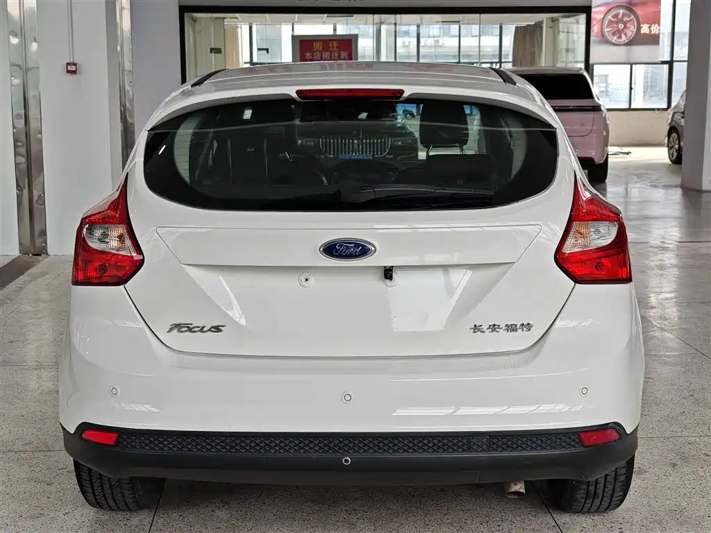 Ford Focus 2014 — фото 10