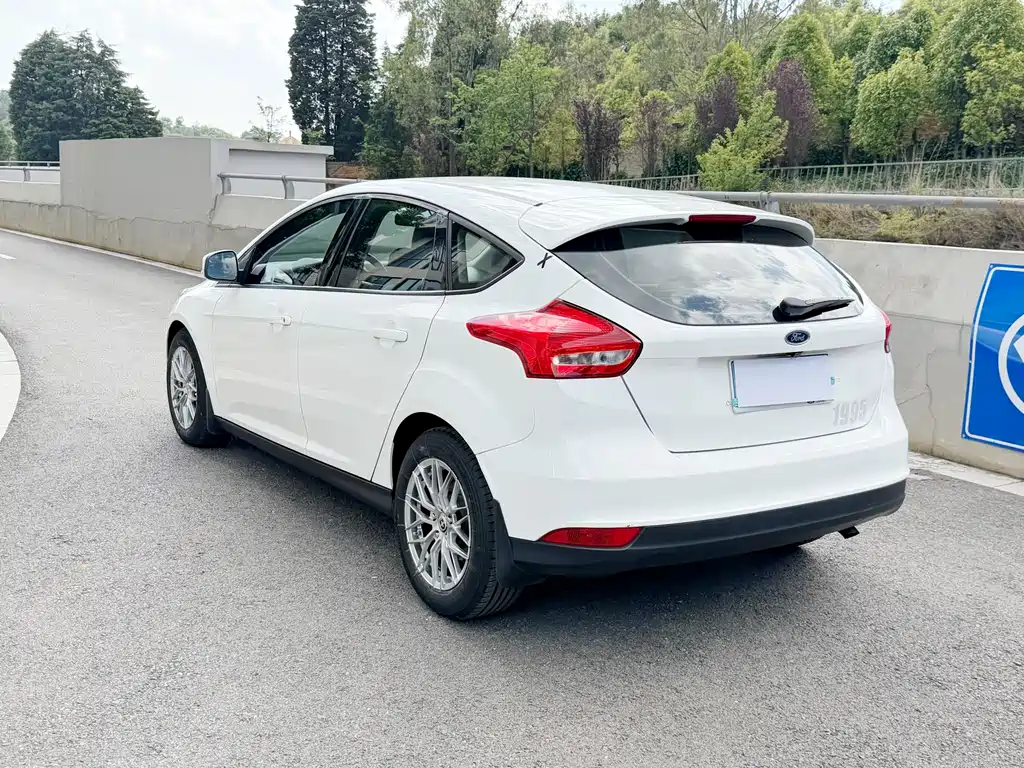 Ford Focus 2018 — фото 13