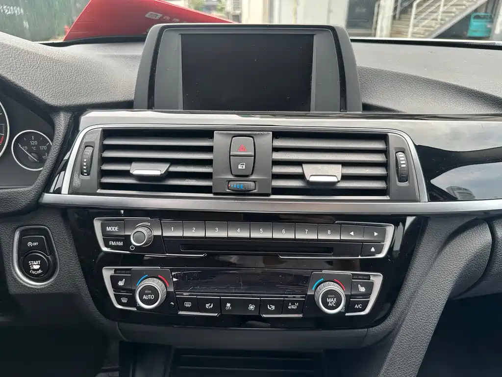 BMW 3 Series 2018 — фото 14