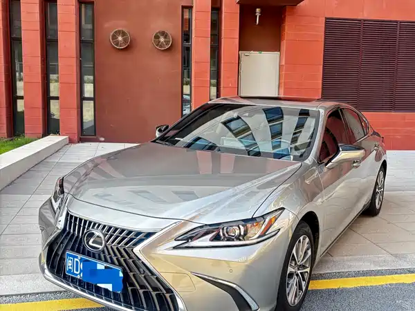 Lexus ES 2024
